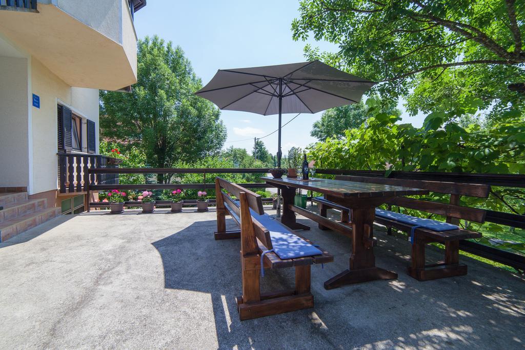 Apartmant & Room Bruna Dreznik Grad Bagian luar foto