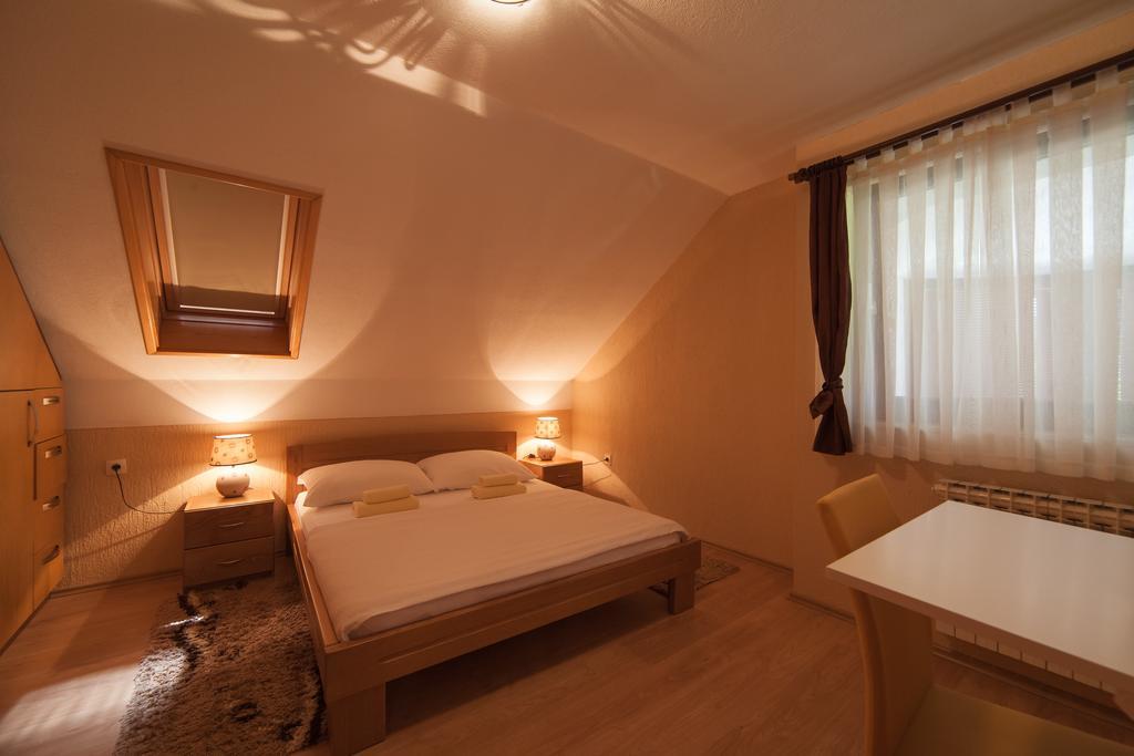 Apartmant & Room Bruna Dreznik Grad Bagian luar foto
