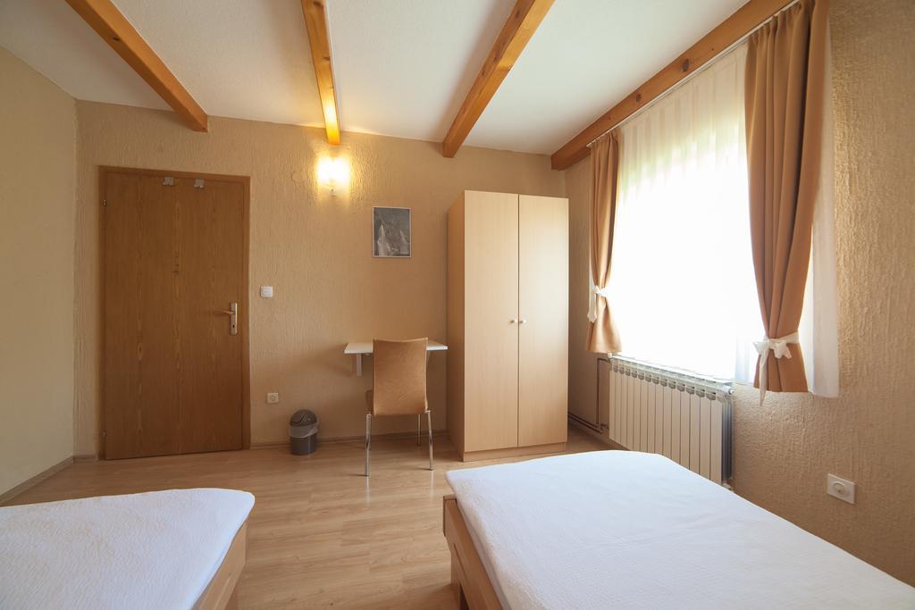 Apartmant & Room Bruna Dreznik Grad Bagian luar foto