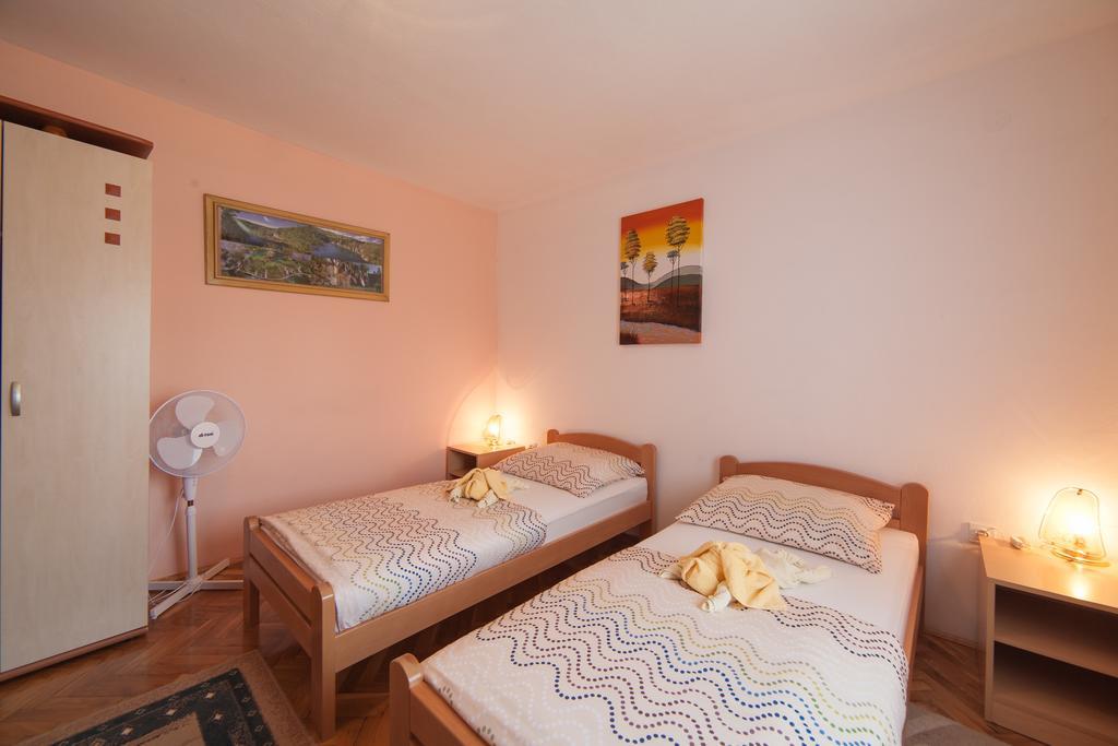 Apartmant & Room Bruna Dreznik Grad Bagian luar foto