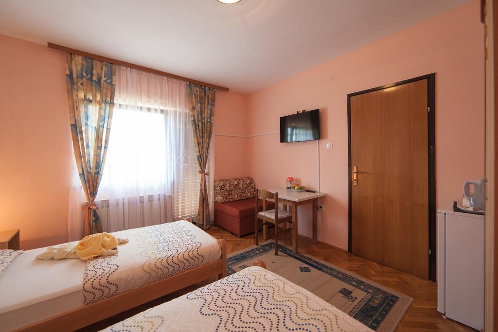 Apartmant & Room Bruna Dreznik Grad Bagian luar foto